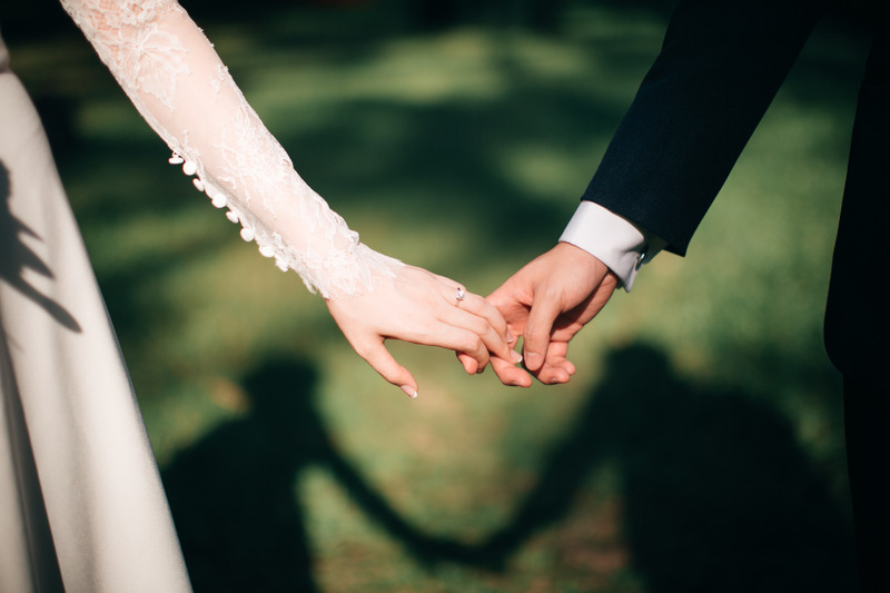 novios tomados de la mano