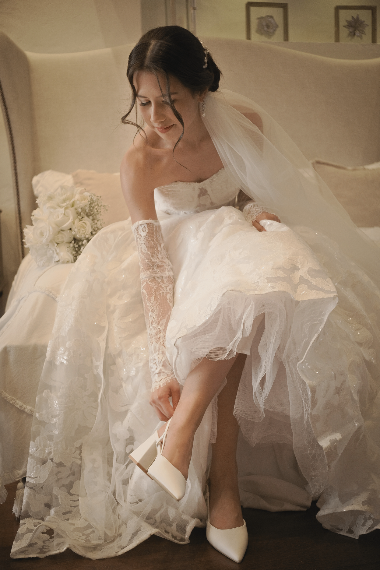 Novia con vestido de novia y velo en exteriores